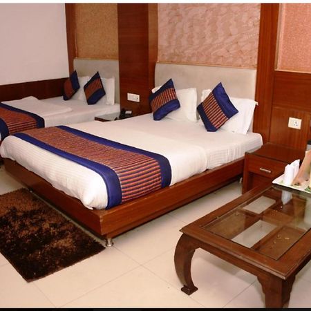 Capital O 6408 Hotel Delhi Heart Yeni Delhi Dış mekan fotoğraf