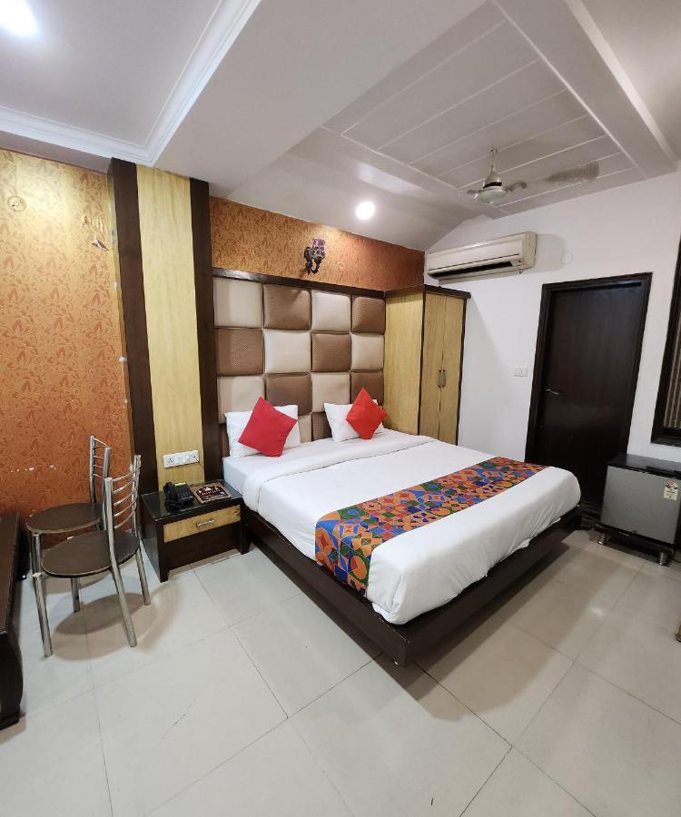 Capital O 6408 Hotel Delhi Heart Yeni Delhi Dış mekan fotoğraf