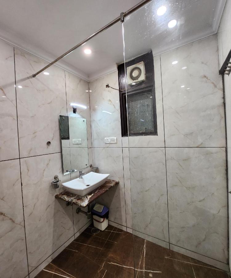 Capital O 6408 Hotel Delhi Heart Yeni Delhi Dış mekan fotoğraf