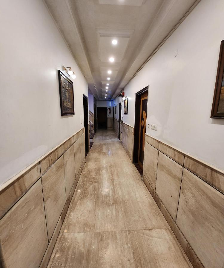 Capital O 6408 Hotel Delhi Heart Yeni Delhi Dış mekan fotoğraf