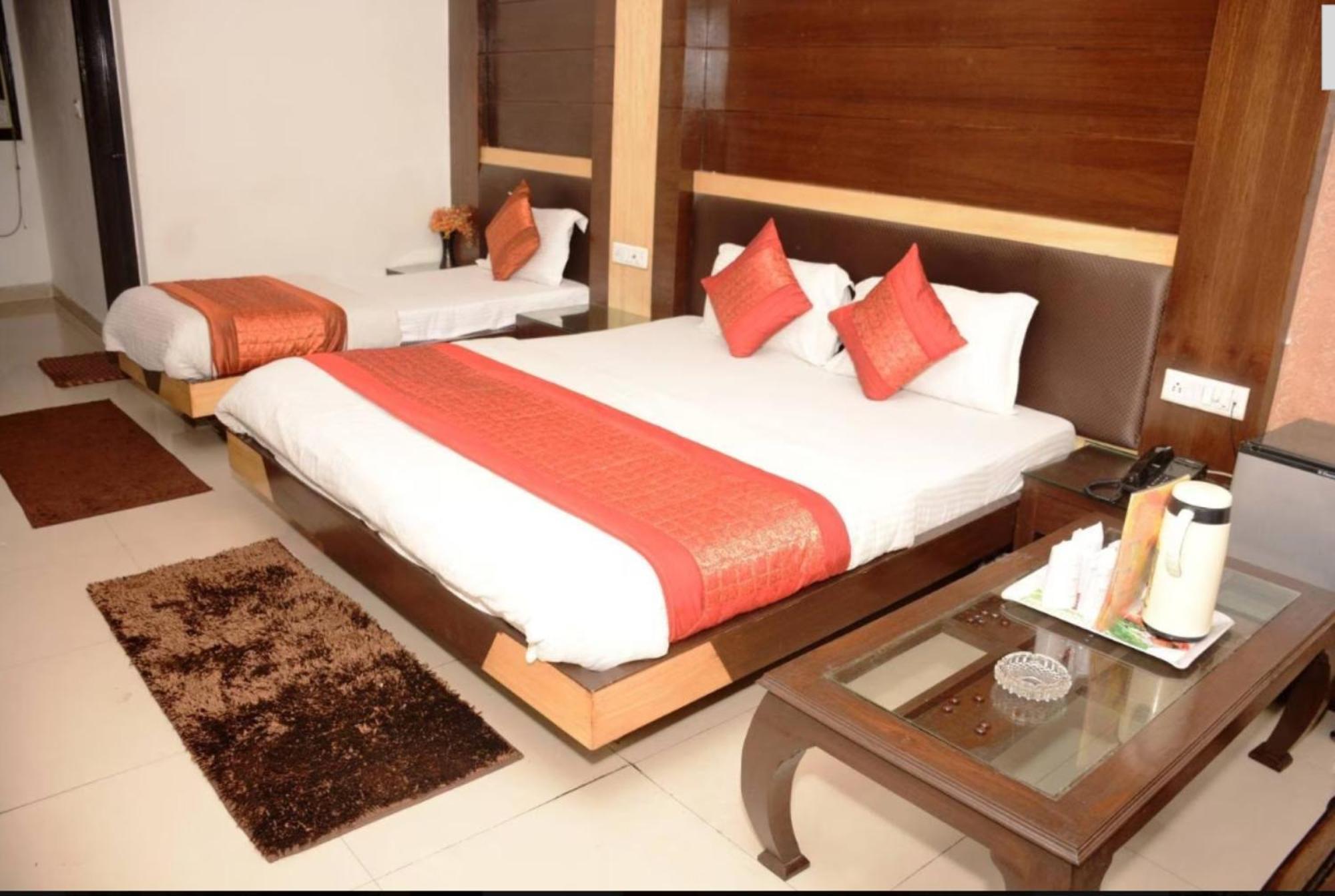 Capital O 6408 Hotel Delhi Heart Yeni Delhi Dış mekan fotoğraf