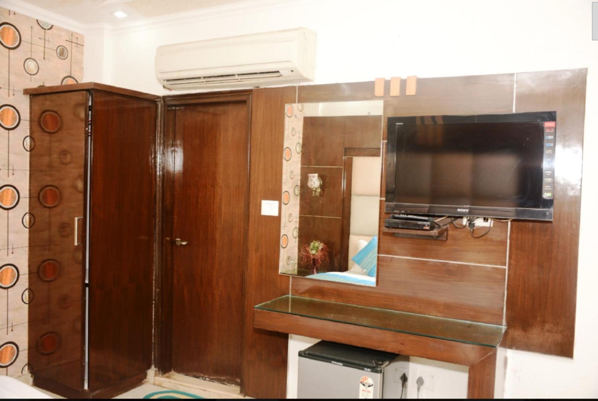 Capital O 6408 Hotel Delhi Heart Yeni Delhi Dış mekan fotoğraf