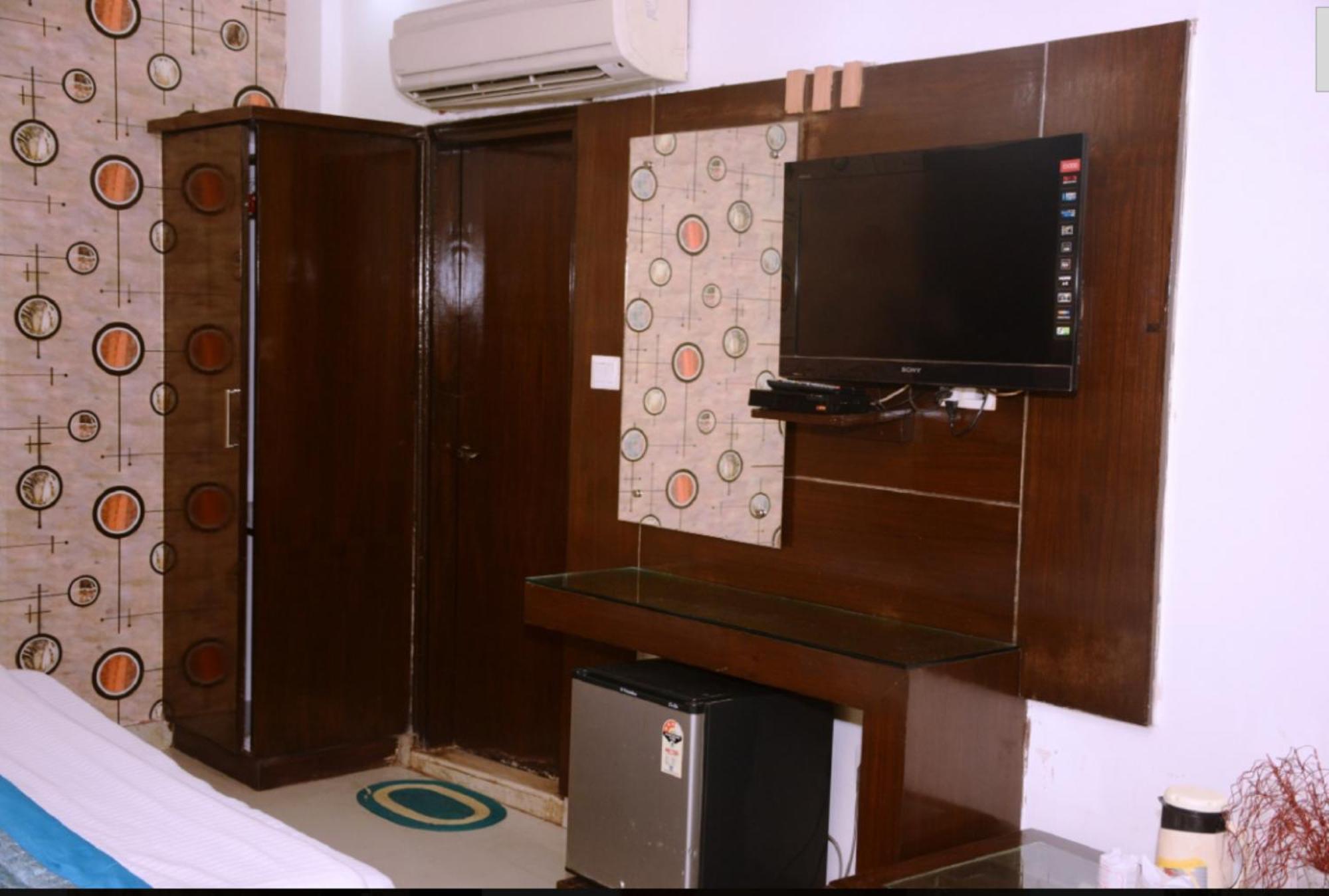Capital O 6408 Hotel Delhi Heart Yeni Delhi Dış mekan fotoğraf