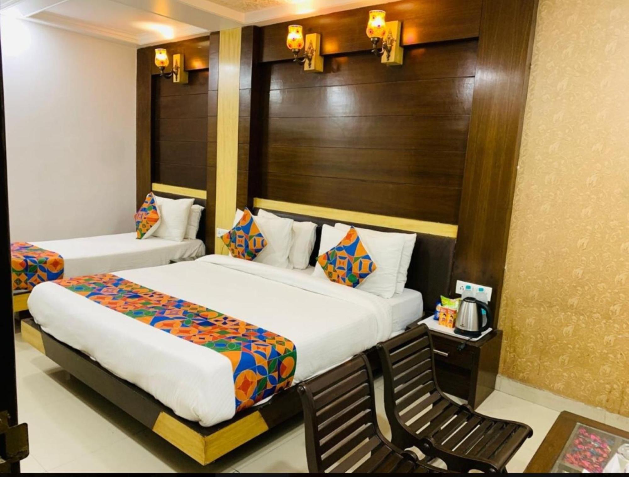 Capital O 6408 Hotel Delhi Heart Yeni Delhi Dış mekan fotoğraf