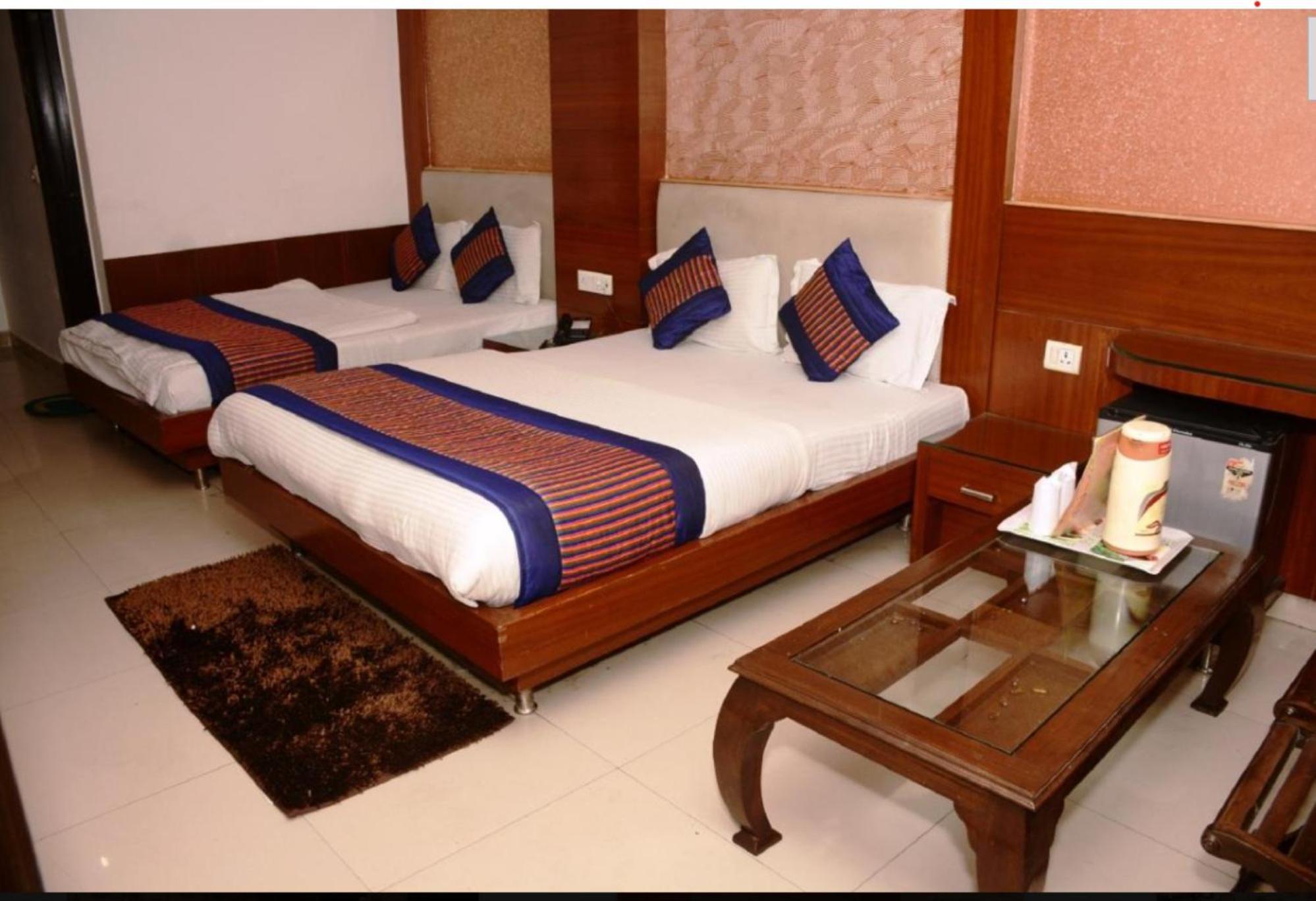 Capital O 6408 Hotel Delhi Heart Yeni Delhi Dış mekan fotoğraf