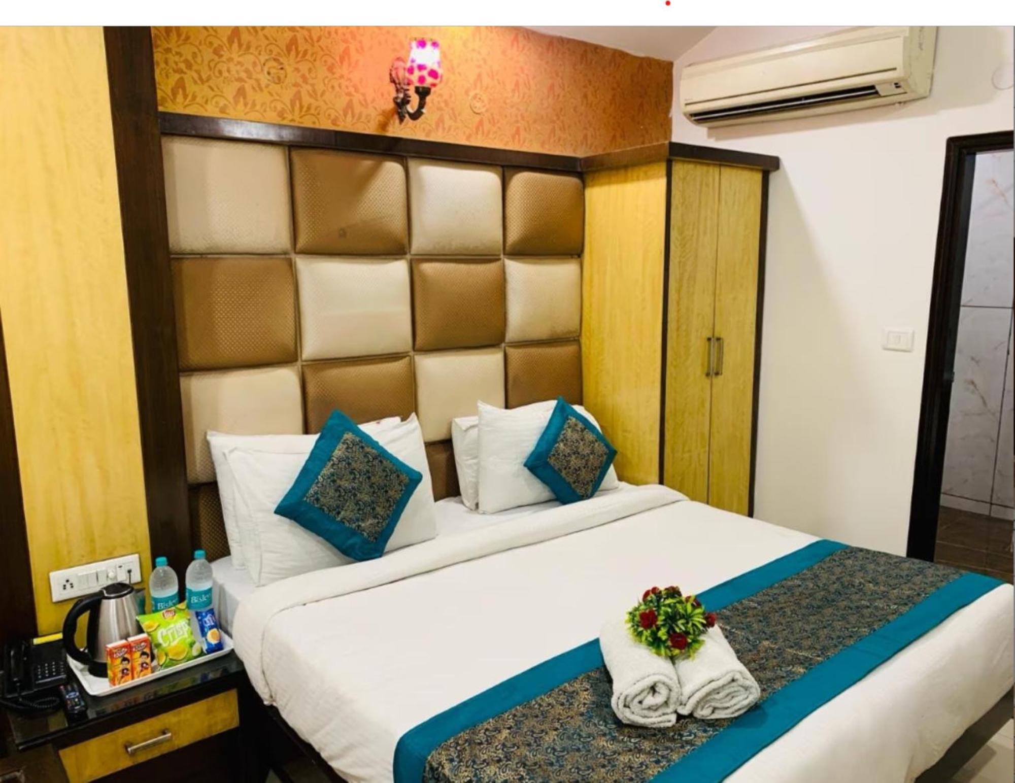 Capital O 6408 Hotel Delhi Heart Yeni Delhi Dış mekan fotoğraf