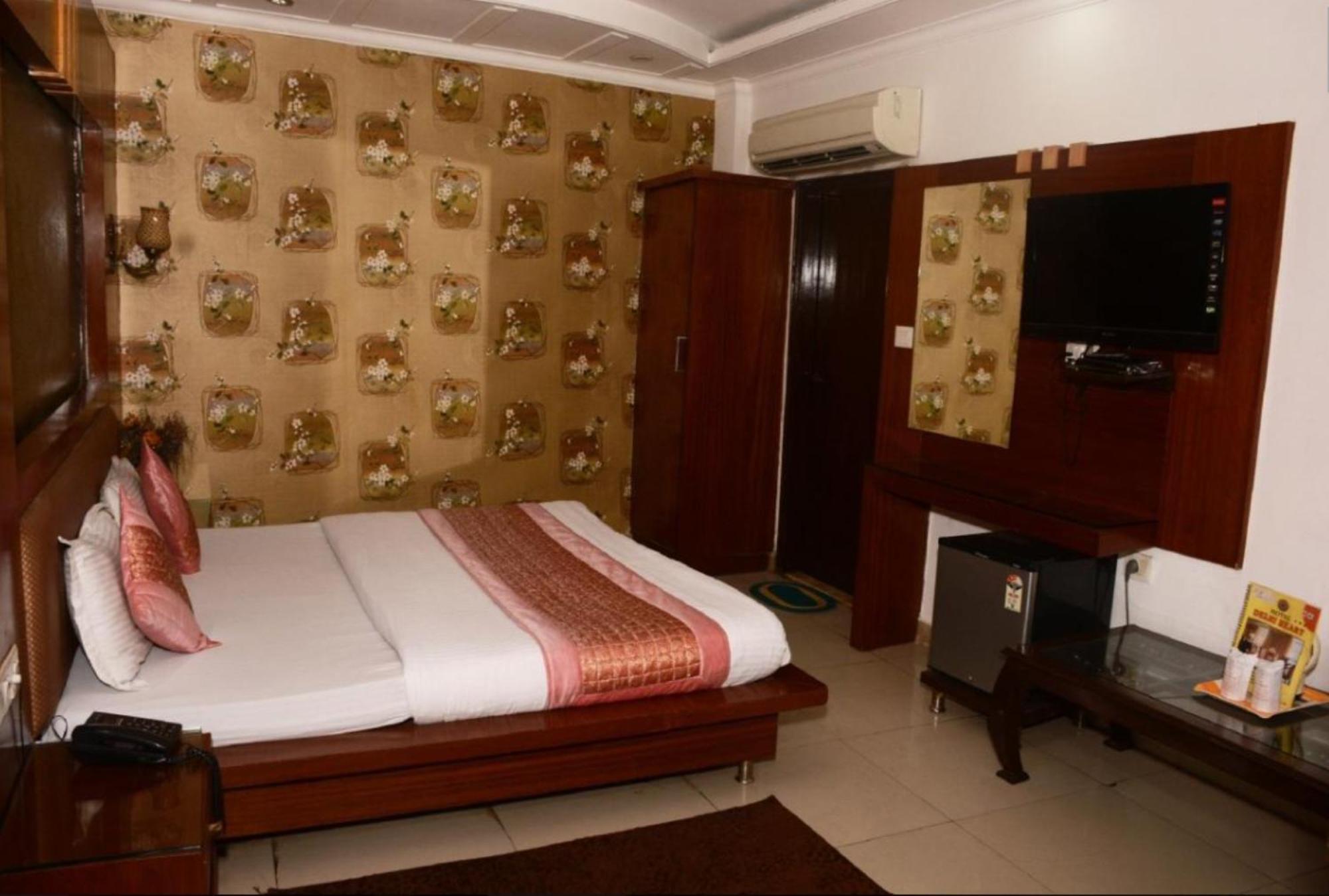 Capital O 6408 Hotel Delhi Heart Yeni Delhi Dış mekan fotoğraf