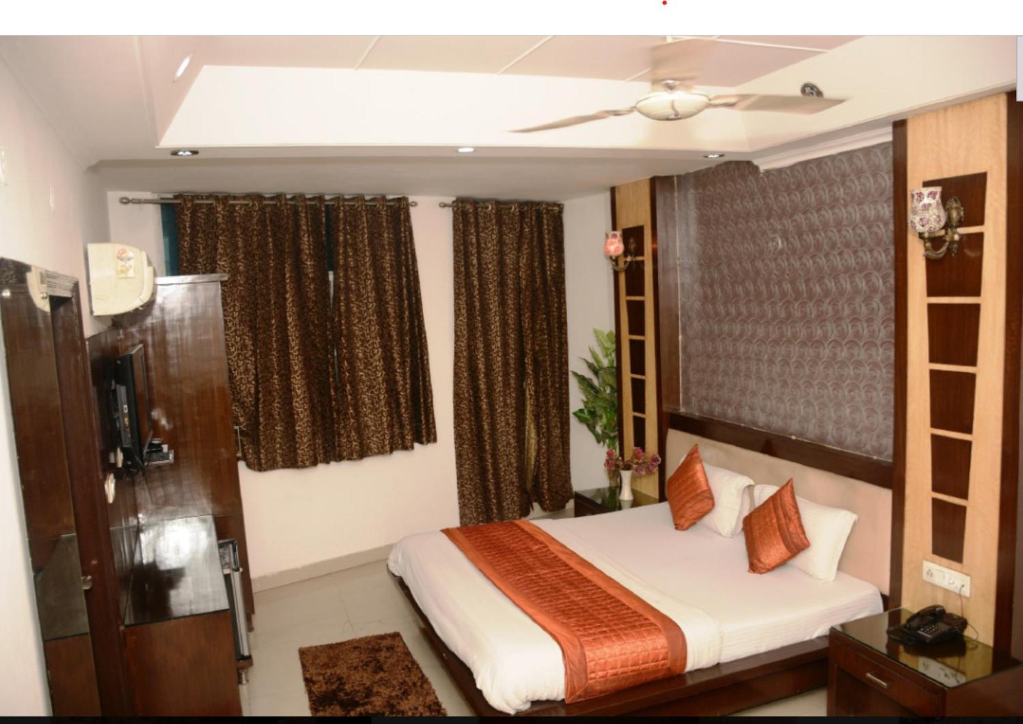 Capital O 6408 Hotel Delhi Heart Yeni Delhi Dış mekan fotoğraf