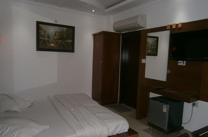 Capital O 6408 Hotel Delhi Heart Yeni Delhi Dış mekan fotoğraf