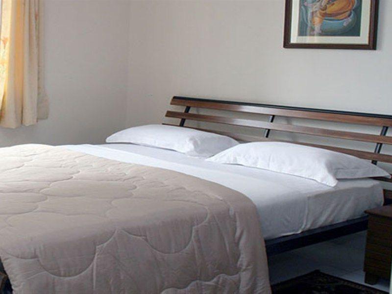 Capital O 6408 Hotel Delhi Heart Yeni Delhi Dış mekan fotoğraf