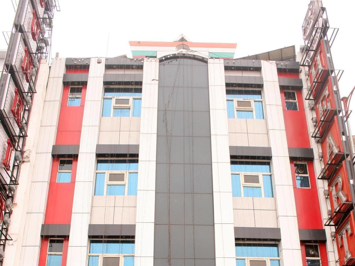 Capital O 6408 Hotel Delhi Heart Yeni Delhi Dış mekan fotoğraf